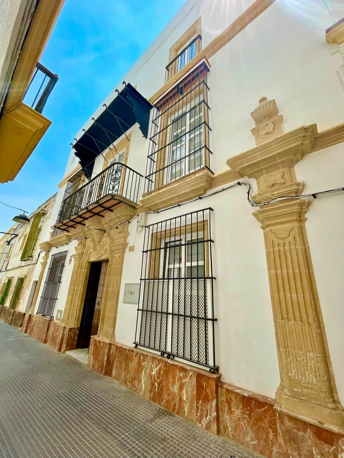 Fachada de La Templanza en la calle Javier de Burgos